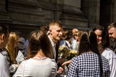 Lviv, Ukrayna, 24 Ağustos 2024 Geleneksel Ukrayna düğünü Lviv 'deki En Kutsal Havariler Kilisesi' nde gerçekleşti..