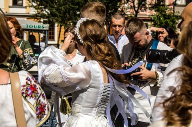 Lviv, Ukrayna, 24 Ağustos 2024 Geleneksel Ukrayna düğünü Lviv 'deki En Kutsal Havariler Kilisesi' nde gerçekleşti..