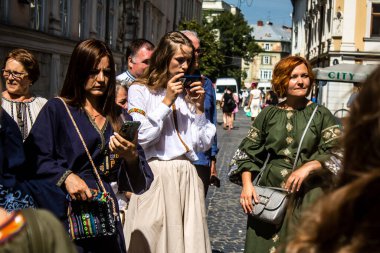 Lviv, Ukrayna, 24 Ağustos 2024 Geleneksel Ukrayna düğünü Lviv 'deki En Kutsal Havariler Kilisesi' nde gerçekleşti..