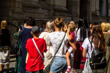 Lviv, Ukrayna, 24 Ağustos 2024 Geleneksel Ukrayna düğünü Lviv 'deki En Kutsal Havariler Kilisesi' nde gerçekleşti..