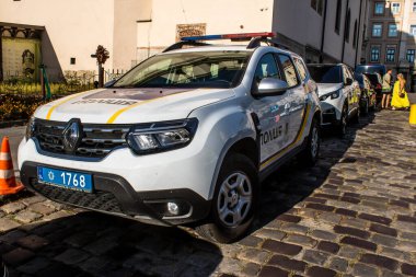 Lviv, Ukrayna, 24 Ağustos 2024 Bir Ukraynalı polis arabası Lviv sokaklarında park halinde..