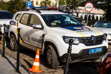 Lviv, Ukrayna, 24 Ağustos 2024 Bir Ukraynalı polis arabası Lviv sokaklarında park halinde..