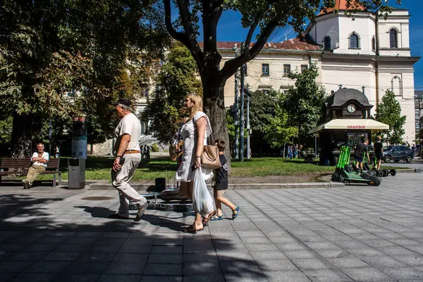 Lviv, Ukrayna, 24 Ağustos 2024 Bağımsızlık Günü 'nde Lviv şehir merkezinde yürür. Rusya ile savaş sırasında, Lviv şehri Rus füzeleri tarafından tehdit edildi ve hedef alındı..