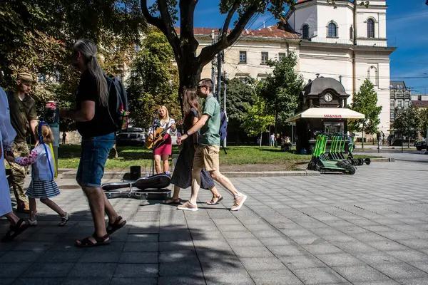 Lviv, Ukrayna, 24 Ağustos 2024 Bağımsızlık Günü 'nde Lviv şehir merkezinde yürür. Rusya ile savaş sırasında, Lviv şehri Rus füzeleri tarafından tehdit edildi ve hedef alındı..