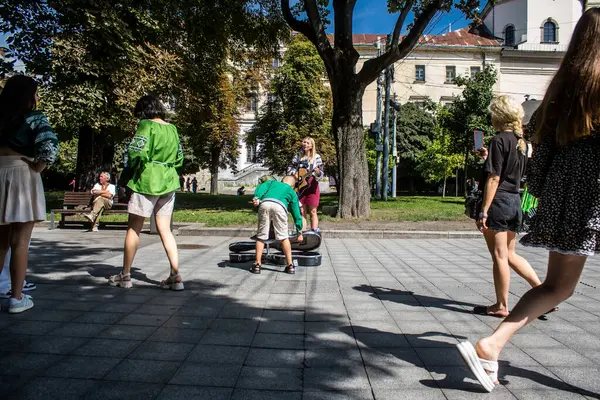 Lviv, Ukrayna, 24 Ağustos 2024 Bağımsızlık Günü 'nde Lviv şehir merkezinde yürür. Rusya ile savaş sırasında, Lviv şehri Rus füzeleri tarafından tehdit edildi ve hedef alındı..