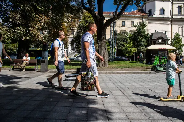 Lviv, Ukrayna, 24 Ağustos 2024 Bağımsızlık Günü 'nde Lviv şehir merkezinde yürür. Rusya ile savaş sırasında, Lviv şehri Rus füzeleri tarafından tehdit edildi ve hedef alındı..