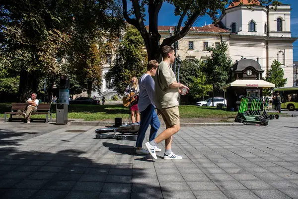 Lviv, Ukrayna, 24 Ağustos 2024 Bağımsızlık Günü 'nde Lviv şehir merkezinde yürür. Rusya ile savaş sırasında, Lviv şehri Rus füzeleri tarafından tehdit edildi ve hedef alındı..