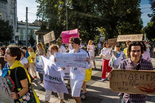 Lviv, Ukrayna, 24 Ağustos 2024 Rusya 'ya karşı savaşa gönderilen genç Ukraynalıların zorunlu alımına karşı halk protestosu. İnsanlar hizmet koşulları hakkında yasayı destekliyor.