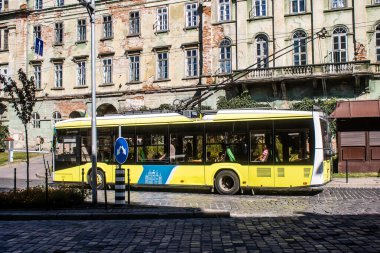 Lviv, Ukrayna, 25 Ağustos 2024 Otobüs Lviv caddelerinde yuvarlanıyor. Kamu hizmetleri savaşa ve şehre Rus silahlı kuvvetlerinin saldırısına rağmen faaliyet gösteriyor..