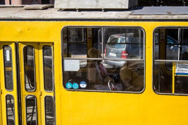 Lviv, Ukrayna, 25 Ağustos 2024 Lviv tramvayı şehir düzenli olarak bombalama ve balistik saldırı tehdidi altındayken çalışmaya devam etmektedir. Lviv 'in kamu hizmetleri Rus füzeleri tarafından hedef alınmıştır..