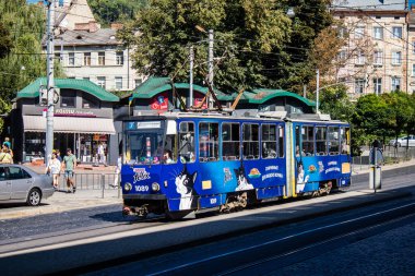 Lviv, Ukrayna, 25 Ağustos 2024 Lviv tramvayı şehir düzenli olarak bombalama ve balistik saldırı tehdidi altındayken çalışmaya devam etmektedir. Lviv 'in kamu hizmetleri Rus füzeleri tarafından hedef alınmıştır..