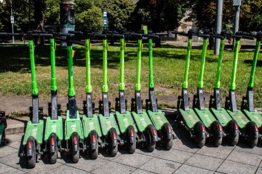 Lviv, Ukrayna, 25 Ağustos 2024 Lviv caddelerine park etmiş elektrikli scooter, küçük bir iç yanmalı motorlar ve merkezde bir güverte ile çalışıyor..
