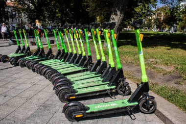 Lviv, Ukrayna, 25 Ağustos 2024 Lviv caddelerine park etmiş elektrikli scooter, küçük bir iç yanmalı motorlar ve merkezde bir güverte ile çalışıyor..