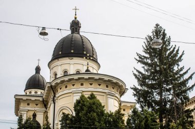 Lviv, Ukrayna, 25 Ağustos 2024 Lviv Kilisesi. Şehrin katedral ve kilise sıkıntısı yok. Bugün, işlevsel ve günlük olarak ziyaret edilen 103 'ten az dini kurum yoktur..
