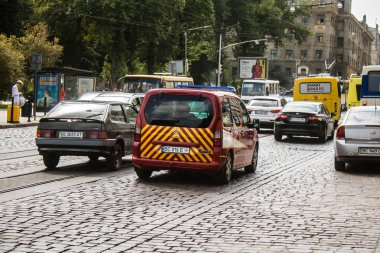 Lviv, Ukrayna, 25 Ağustos 2024 Bir itfaiye aracı Lviv şehir merkezinden geçiyor..