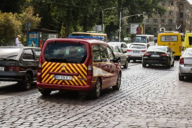 Lviv, Ukrayna, 25 Ağustos 2024 Bir itfaiye aracı Lviv şehir merkezinden geçiyor..
