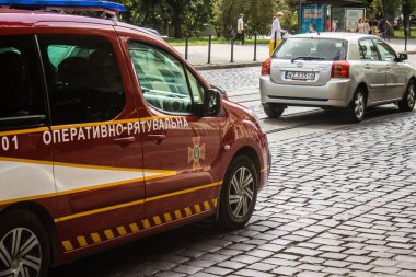 Lviv, Ukrayna, 25 Ağustos 2024 Bir itfaiye aracı Lviv şehir merkezinden geçiyor..