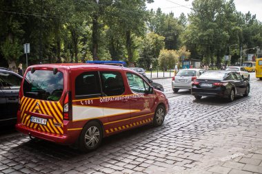 Lviv, Ukrayna, 25 Ağustos 2024 Bir itfaiye aracı Lviv şehir merkezinden geçiyor..