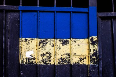 Lviv, Ukrayna, 25 Ağustos 2024 Ukrayna bayrağının renkleri Lviv 'deki birçok binanın duvarlarına boyanmıştır. Bu, Rusya ile savaş halinde Ukraynalıların kendilerini yok etmeleri anlamına geliyor..