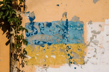 Lviv, Ukrayna, 25 Ağustos 2024 Ukrayna bayrağının renkleri Lviv 'deki birçok binanın duvarlarına boyanmıştır. Bu, Rusya ile savaş halinde Ukraynalıların kendilerini yok etmeleri anlamına geliyor..