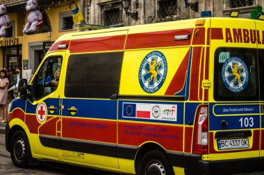 Lviv, Ukrayna, 27 Ağustos 2024 Ambülans Rusya ile savaş sırasında Lviv şehir merkezinde çalışır. Lviv tehdit ediliyor ve Rus füzeleri tarafından hedef alınıyor..