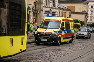 Lviv, Ukrayna, 27 Ağustos 2024 Ambülans Rusya ile savaş sırasında Lviv şehir merkezinde çalışır. Lviv tehdit ediliyor ve Rus füzeleri tarafından hedef alınıyor..