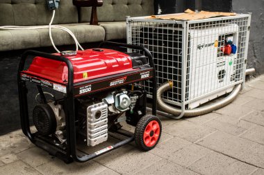 Lviv, Ukrayna, 27 Ağustos 2024 Lviv sokaklarında jeneratör. Ruslar savaşın başlangıcından beri Ukrayna 'nın enerji altyapısının çoğunu yok ettiler. Çok sayıda elektrik kesintisi var..