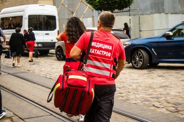 Lviv, Ukrayna, 27 Ağustos 2024 Kurtarma Ekibi Rusya ile savaş sırasında Lviv şehir merkezinde yürüdü. Lviv tehdit altında ve Rus füzeleri tarafından hedef alınıyor..