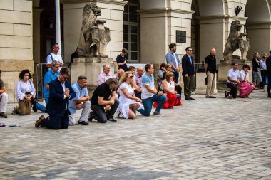 Lviv, Ukrayna, 27 Ağustos 2024. Lviv halkı, işgal altındaki Rus ordusuna karşı Lviv mezarlığına yapılan savaşta ölen üç Ukraynalı askerin konvoyu olarak yas tutuyor..