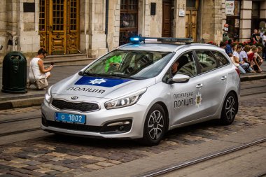 Lviv, Ukrayna, 27 Ağustos 2024 Ukrayna polis arabası Lviv sokaklarında devriye geziyor..