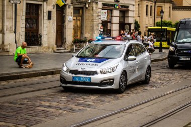 Lviv, Ukrayna, 27 Ağustos 2024 Ukrayna polis arabası Lviv sokaklarında devriye geziyor..