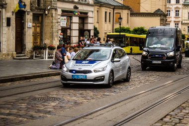 Lviv, Ukrayna, 27 Ağustos 2024 Ukrayna polis arabası Lviv sokaklarında devriye geziyor..