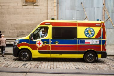 Lviv, Ukrayna, 27 Ağustos 2024 Ambülans Rusya ile savaş sırasında Lviv şehir merkezinde çalışır. Lviv tehdit ediliyor ve Rus füzeleri tarafından hedef alınıyor..