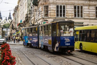 Lviv, Ukrayna, 27 Ağustos 2024 Lviv tramvayı şehir düzenli olarak bombalama ve balistik saldırı tehdidi altındayken çalışmaya devam etmektedir. Lviv 'in kamu hizmetleri Rus füzeleri tarafından hedef alınmıştır..