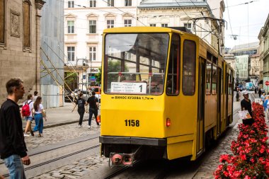 Lviv, Ukrayna, 27 Ağustos 2024 Lviv tramvayı şehir düzenli olarak bombalama ve balistik saldırı tehdidi altındayken çalışmaya devam etmektedir. Lviv 'in kamu hizmetleri Rus füzeleri tarafından hedef alınmıştır..