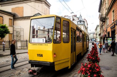 Lviv, Ukrayna, 27 Ağustos 2024 Lviv tramvayı şehir düzenli olarak bombalama ve balistik saldırı tehdidi altındayken çalışmaya devam etmektedir. Lviv 'in kamu hizmetleri Rus füzeleri tarafından hedef alınmıştır..