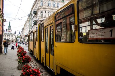 Lviv, Ukrayna, 27 Ağustos 2024 Lviv tramvayı şehir düzenli olarak bombalama ve balistik saldırı tehdidi altındayken çalışmaya devam etmektedir. Lviv 'in kamu hizmetleri Rus füzeleri tarafından hedef alınmıştır..