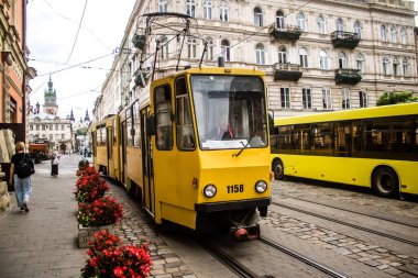 Lviv, Ukrayna, 27 Ağustos 2024 Lviv tramvayı şehir düzenli olarak bombalama ve balistik saldırı tehdidi altındayken çalışmaya devam etmektedir. Lviv 'in kamu hizmetleri Rus füzeleri tarafından hedef alınmıştır..