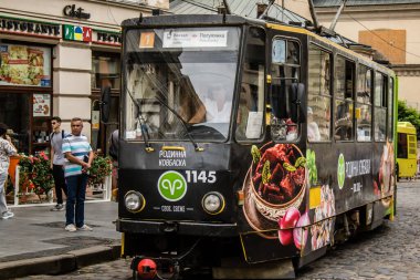 Lviv, Ukrayna, 27 Ağustos 2024 Lviv tramvayı şehir düzenli olarak bombalama ve balistik saldırı tehdidi altındayken çalışmaya devam etmektedir. Lviv 'in kamu hizmetleri Rus füzeleri tarafından hedef alınmıştır..