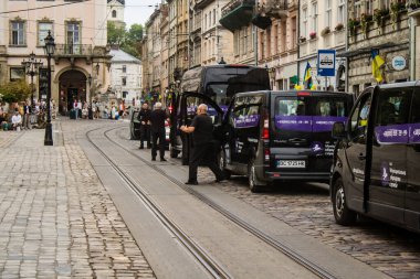 Lviv, Ukrayna, 27 Ağustos 2024, Lviv 'deki Aziz Havariler Kilisesi' nde Rus ordusuna karşı savaşta ölen üç Ukraynalı asker için düzenlenen cenaze töreni..