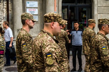 Lviv, Ukrayna, 27 Ağustos 2024, Lviv 'deki Aziz Havariler Kilisesi' nde Rus ordusuna karşı savaşta ölen üç Ukraynalı asker için düzenlenen cenaze töreni..