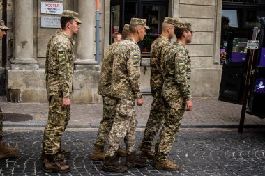 Lviv, Ukrayna, 27 Ağustos 2024, Lviv 'deki Aziz Havariler Kilisesi' nde Rus ordusuna karşı savaşta ölen üç Ukraynalı asker için düzenlenen cenaze töreni..