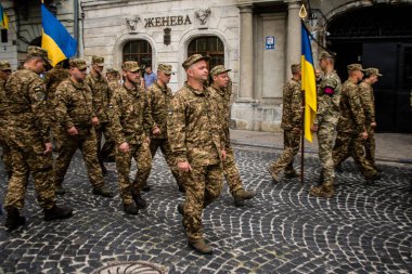 Lviv, Ukrayna, 27 Ağustos 2024, Lviv 'deki Aziz Havariler Kilisesi' nde Rus ordusuna karşı savaşta ölen üç Ukraynalı asker için düzenlenen cenaze töreni..