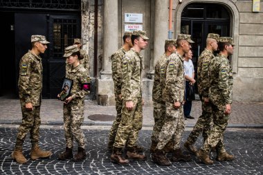 Lviv, Ukrayna, 27 Ağustos 2024, Lviv 'deki Aziz Havariler Kilisesi' nde Rus ordusuna karşı savaşta ölen üç Ukraynalı asker için düzenlenen cenaze töreni..