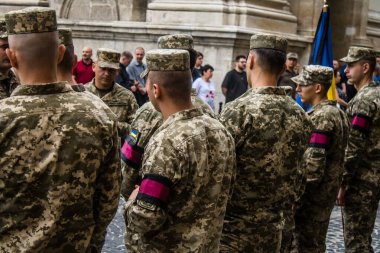 Lviv, Ukrayna, 27 Ağustos 2024, Lviv 'deki Aziz Havariler Kilisesi' nde Rus ordusuna karşı savaşta ölen üç Ukraynalı asker için düzenlenen cenaze töreni..
