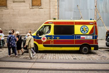 Lviv, Ukrayna, 27 Ağustos 2024 Ambülans Rusya ile savaş sırasında Lviv şehir merkezinde çalışır. Lviv tehdit ediliyor ve Rus füzeleri tarafından hedef alınıyor..