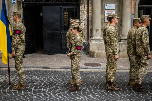 Lviv, Ukrayna, 27 Ağustos 2024, Lviv 'deki Aziz Havariler Kilisesi' nde Rus ordusuna karşı savaşta ölen üç Ukraynalı asker için düzenlenen cenaze töreni..