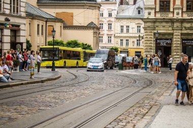 Lviv, Ukrayna, 27 Ağustos 2024, Lviv 'deki Aziz Havariler Kilisesi' nde Rus ordusuna karşı savaşta ölen üç Ukraynalı asker için düzenlenen cenaze töreni..