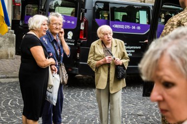 Lviv, Ukrayna, 27 Ağustos 2024, Lviv 'deki Aziz Havariler Kilisesi' nde Rus ordusuna karşı savaşta ölen üç Ukraynalı asker için düzenlenen cenaze töreni..