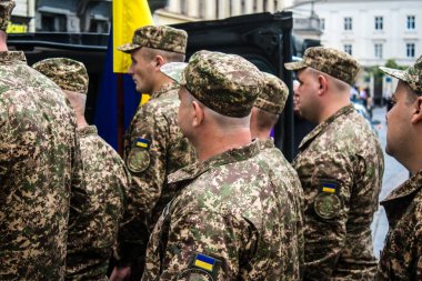 Lviv, Ukrayna, 27 Ağustos 2024, Lviv 'deki Aziz Havariler Kilisesi' nde Rus ordusuna karşı savaşta ölen üç Ukraynalı asker için düzenlenen cenaze töreni..